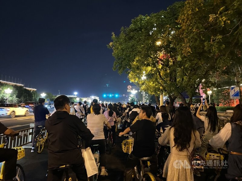 防疫正常化後，北京騎單車的人變多了，尤其傍晚時分，年輕人結伴騎行天安門前的長安街路線，以此治療「精神內耗」，讓負面情緒可以舒緩，且不用花大錢。中央社記者呂佳蓉北京攝  112年10月4日