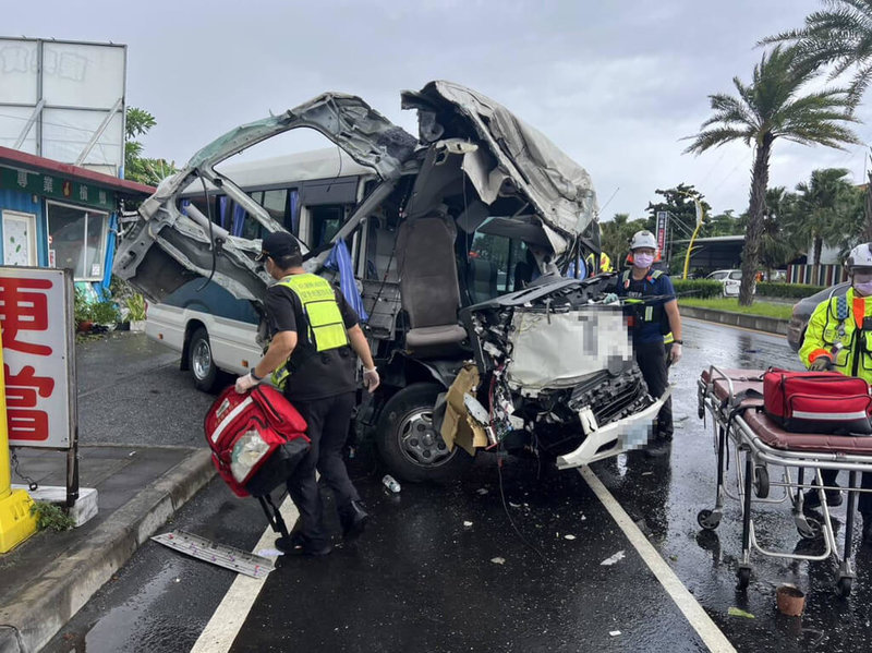 花蓮縣41歲李姓駕駛4日開著飯店中型巴士載運觀光客往來火車站及飯店，下午空車準備開回飯店，行經南濱路一段時疑恍神自撞路燈桿、再撞路邊貨櫃屋，車體嚴重變形毀損。（花蓮縣警察局提供）中央社記者李先鳳傳真  112年10月4日