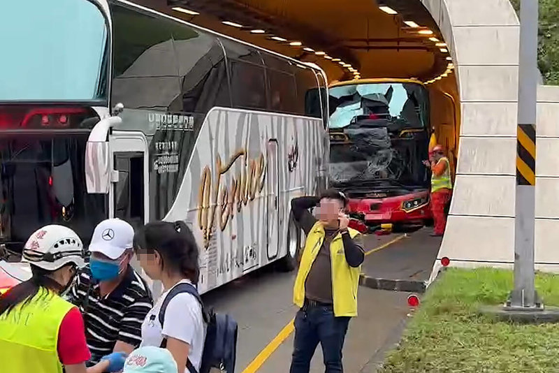 蘇花改蘇澳隧道北口4日下午發生2部遊覽車追撞事故，宜蘭縣消防局指出，經確認車禍造成19人送醫，都是輕傷；警方表示，肇事原因仍待進一步調查釐清。（宜蘭縣消防局提供）中央社記者沈如峰宜蘭縣傳真  112年10月4日