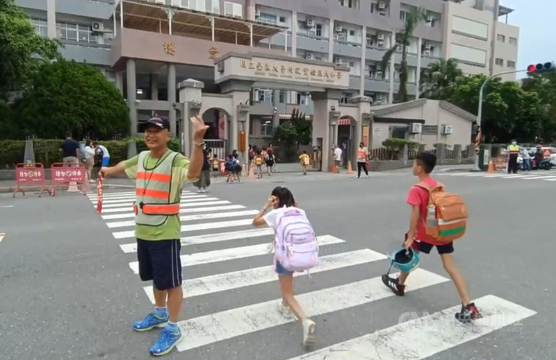 台東縣政府宣布4日下午停班停課，有家長抱怨雖早上無風無雨，但擔心中午開始刮風下雨，接送小孩不方便。中央社記者盧太城台東攝 112年10月4日