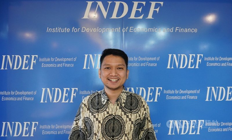 印尼經濟與金融發展研究機構（INDEF）經濟學家費拉斯（Izzudin Al Farras Adha）分析，傳統店家因TikTok關閉電商交易而受惠的機率不高，反而是其他電商平台像是蝦皮（Shopee）、Tokopedia和Lazada可能在短其內受益，因為賣家和消費者都會轉向這些電商平台購物。中央社記者李宗憲雅加達攝  112年10月4日