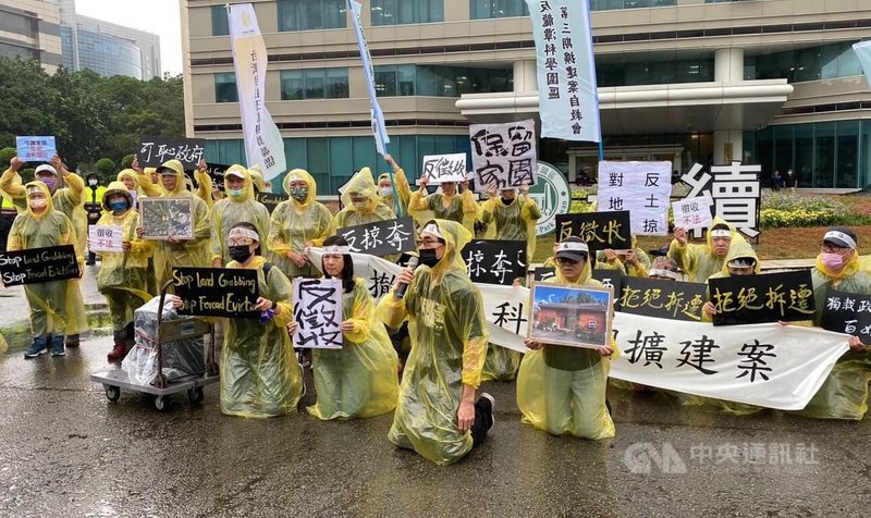 反龍科三期擴建自救會約40名成員4日上午前往新竹科學園區管理局，身穿雨衣、高舉布條及標語表達訴求，下跪要求撤回龍潭科學園區三期擴建案，停止土地徵收。中央社記者魯鋼駿攝  112年10月4日