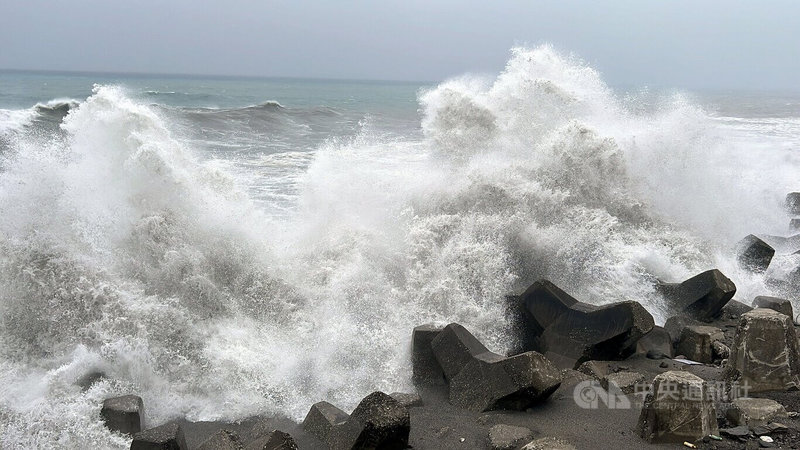 颱風小犬暴風圈4日下午觸及蘭嶼，台東地區開始出現零星雨勢，海面風浪增強，長浪激起數公尺高浪花，聲勢驚人。中央社記者盧太城台東攝  112年10月4日