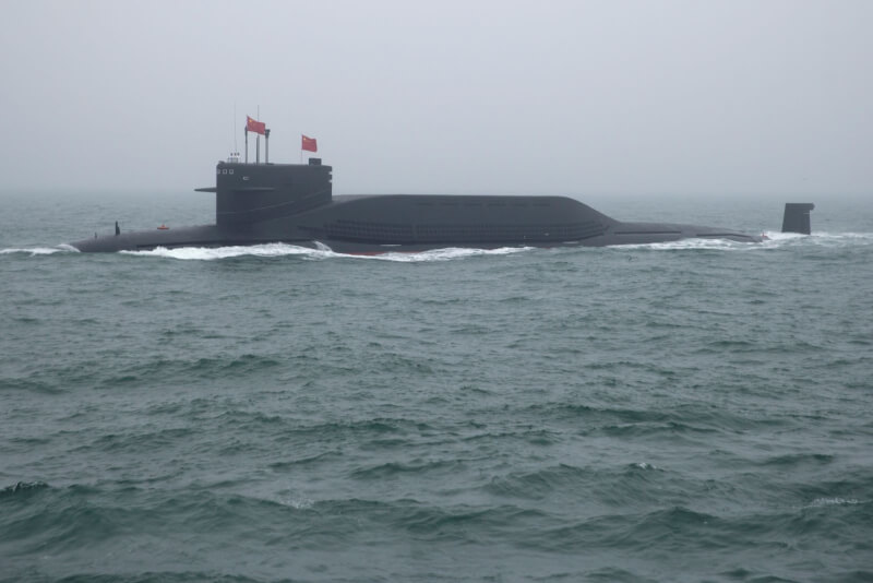 圖為中國海軍094晉級核潛艦參加2019年海上閱兵，非當事核潛艦。（美聯社）