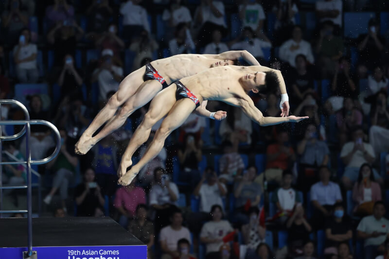 圖為杭州亞運1日進行跳水男子雙人10公尺跳台決賽，中國組合楊昊（右）、練俊傑摘金。（中新社）