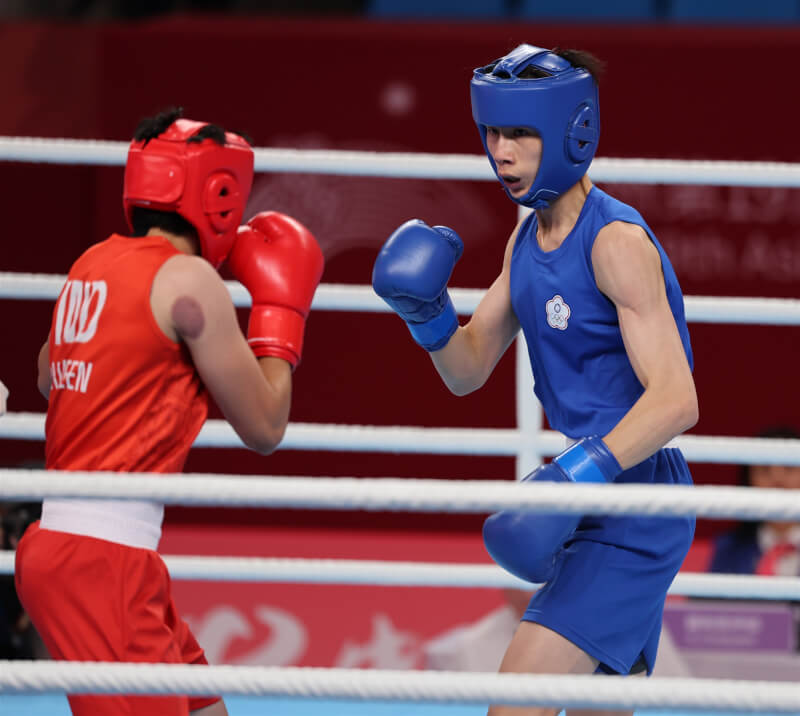林郁婷（藍衣）4日出戰杭州亞運女子拳擊57公斤級4強賽，以5比0擊敗印度選手胡達（紅衣），搶下金牌戰門票。（中華奧會提供）
