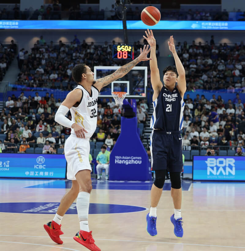 台灣男籃4日在杭州亞運不敵約旦，中鋒曾祥鈞（右）表示，一對一單防真的守不住擁有NBA資歷的傑佛森。（中華奧會提供）