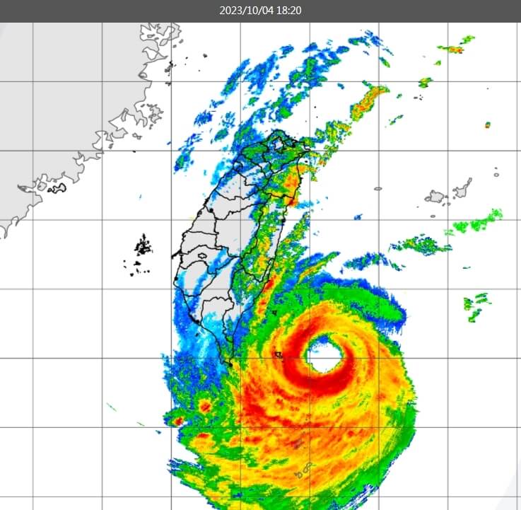 氣象署持續發布颱風小犬海上陸上颱風警報，預估4日晚颱風中心會通過蘭嶼、綠島。（圖取自氣象署網頁cwa.gov.tw）