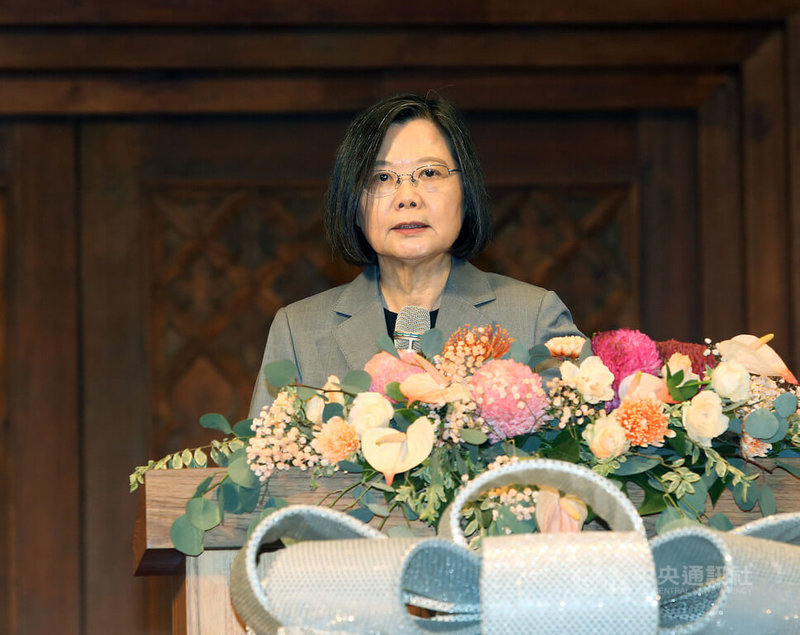 台灣師範大學跨域科技產業創新研究學院4日揭牌,總統蔡英文致詞表示,期待台師大產創學院在產學合作上成為新的典範,透過靈活創新的模式,集結資源,在人才培育上占得先機。中央社記者郭日曉攝 112年10月4日