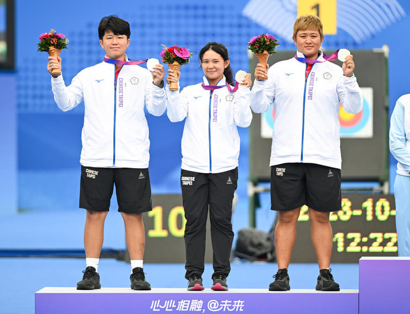 杭州亞運5日進行女子複合弓團體金牌戰，台灣女團陳怡瑄（左起）、王律勻、黃逸柔奪下銀牌，替台灣亞運代表隊再添佳績。（中華奧會提供）中央社記者黎建忠傳真 112年10月5日