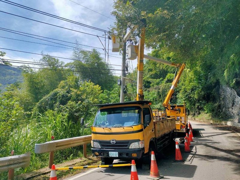 台灣電力公司新竹區營業處5日表示，受颱風小犬影響，新竹縣市曾停電戶數逾1萬4000戶，目前剩下竹縣尖石、橫山、五峰等山區部分停電，約有60戶尚待搶修復電。（台電新竹區處提供）中央社記者郭宣彣傳真  112年10月5日