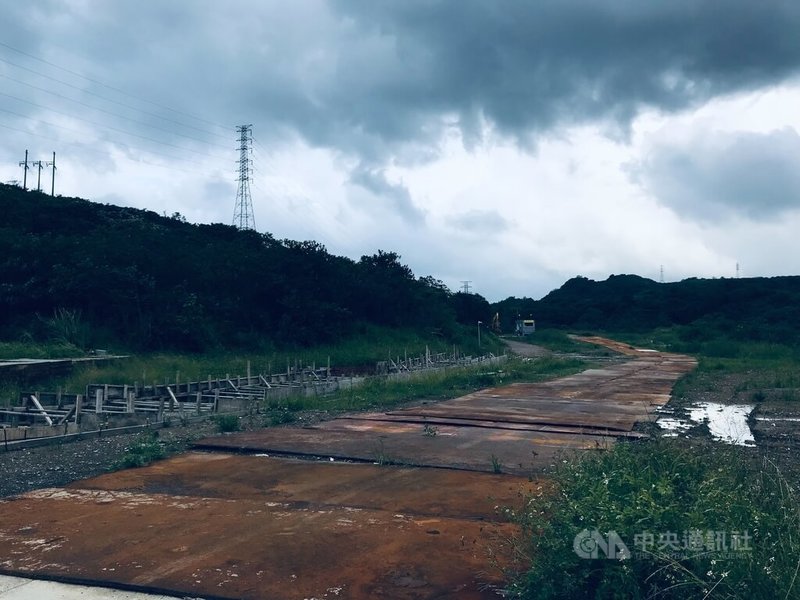 位於基隆市信義區的月眉土資場（圖）因大雨造成場區南側部分土石溢流遭勒令停業，搶災完成後取得復營運許可，現正進行場區整備，基隆市長謝國樑5日前往視察。中央社記者王朝鈺攝  112年10月5日