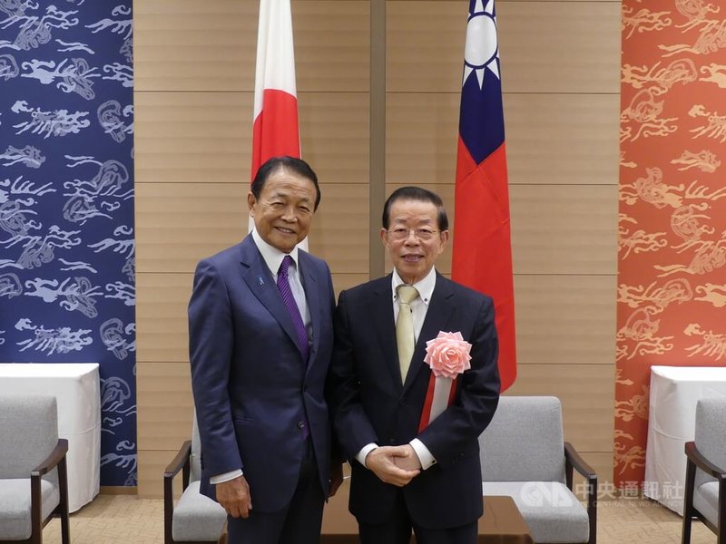 駐日本代表處5日晚間舉辦國慶酒會，自民黨副總裁麻生太郎（左）親自到場致意，與駐日代表謝長廷合影。中央社記者戴雅真東京攝 112年10月5日