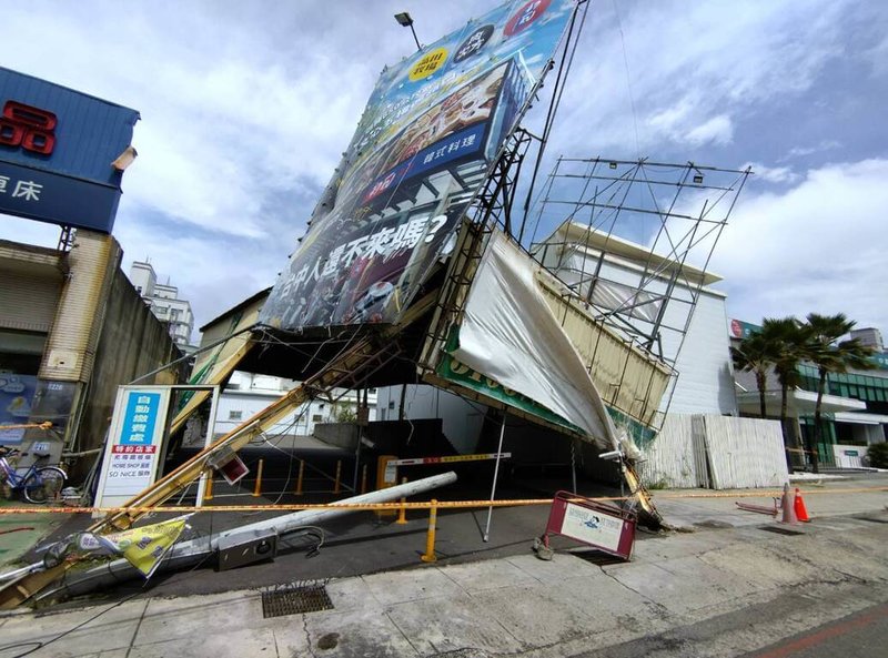 颱風小犬來襲，台中市南屯區五權西路二段與大墩路口一處鐵皮屋疑不堪強風吹襲而傾倒，由於該路口人車往來頻繁，警方獲報後也立即到場警戒。（民眾提供）中央社記者郝雪卿傳真   112年10月5日