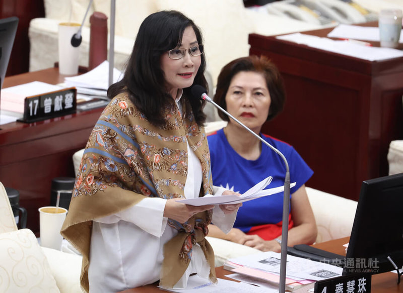 國民黨籍台北市議員秦慧珠(左)5日在議會質詢時,詢問市長蔣萬安是否邀請前總統馬英九來北市國慶活動。蔣萬安回應,已邀請,不過馬英九屆時會出席新北市長侯友宜主持的升旗典禮與慶典,無法參與北市活動。中央社記者張新偉攝 112年10月5日