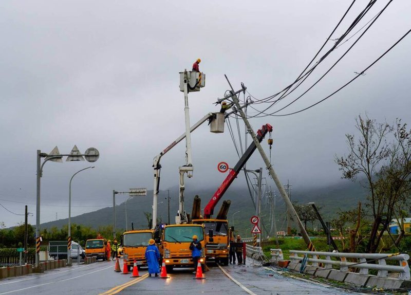 屏東縣滿州鄉屏200縣道逾40支電線桿遭颱風小犬帶來的強風吹襲倒地，導致全鄉大停電，台電5日動員大量人力及工程車等到場搶修。（台電提供）中央社記者李卉婷傳真  112年10月5日