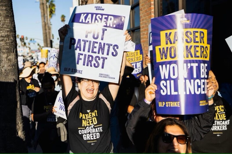 美國最大非營利醫療集團凱薩醫療機構4日展開為期3天的罷工。圖為洛杉磯罷工人潮。（路透社）