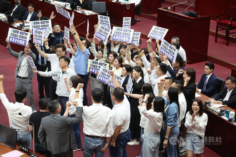 台北市長蔣萬安（後右2）5日赴議會施政報告，民進黨團（舉牌者）提出前市府留下爛尾政績，如北藝爭議款等，喊出「只為藍白、唬爛市民」，國民黨團（背對者）替蔣萬安加油回應。中央社記者張新偉攝  112年10月5日