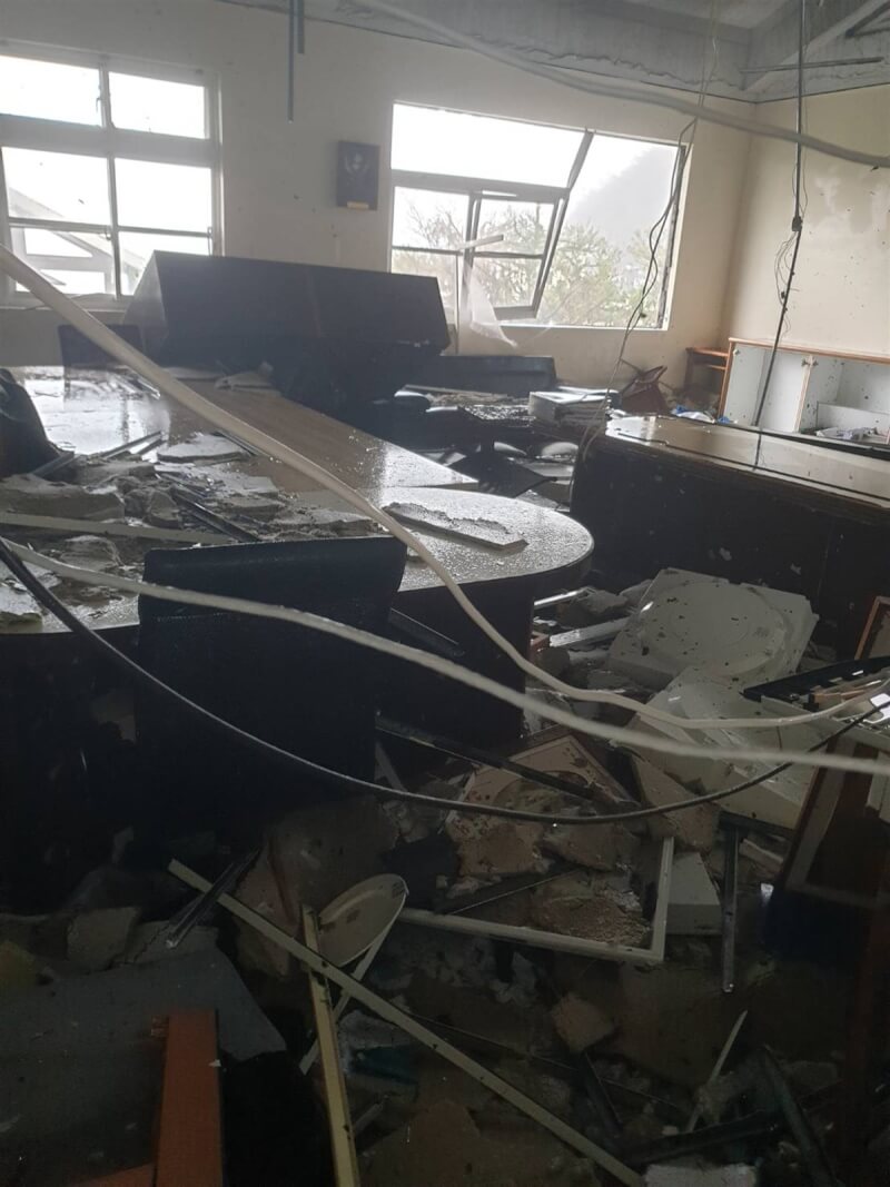颱風小犬影響台灣，逾17級陣風襲擊蘭嶼，蘭嶼中學教室門窗被吹走，室內一片狼藉。（蘭嶼中學提供）中央社記者盧太城台東傳真 112年10月5日