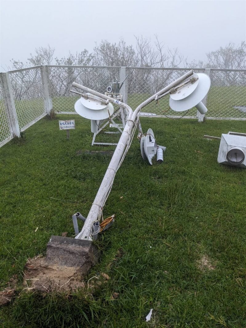 颱風小犬過境，4日晚上蘭嶼氣象站測得陣風每秒95.2公尺，超過17級陣風；台東氣象站表示，破了台灣126年紀錄，風速計也吹壞了。（蘭嶼氣象站提供）中央社記者盧太城台東傳真 112年10月5日