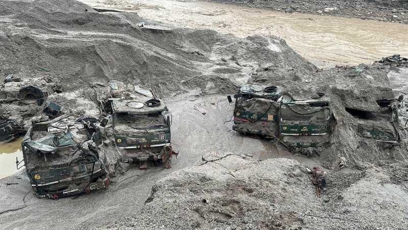 印度豪雨導致東北部喜馬拉雅山區一個冰川湖潰堤，已造成至少14人喪生、102人失蹤，有2萬2000人受到影響。圖為錫金省被泥水淹沒的卡車。（印度軍方/Handout via 路透社）