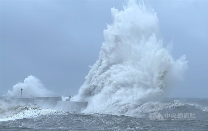 颱風小犬來襲，東部海面掀起滔天巨浪，5日富岡港激起約20米高浪花，左邊燈柱顯得渺小。中央社記者盧太城台東攝 112年10月5日