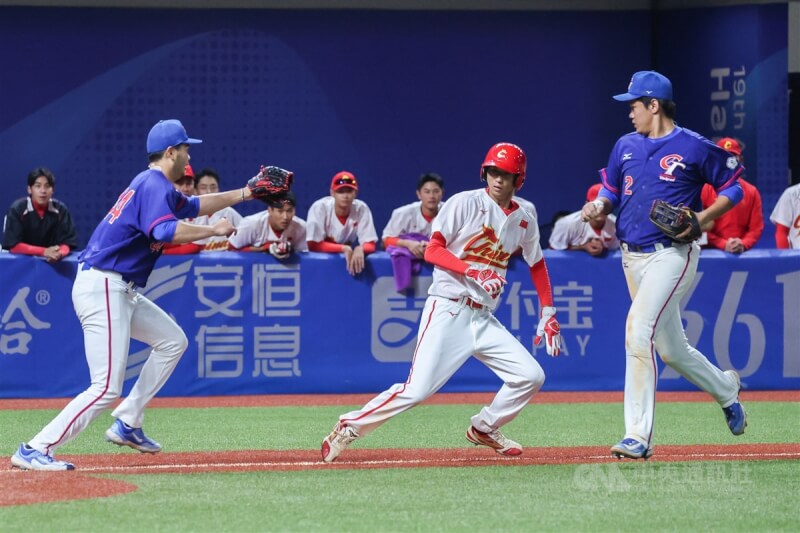 杭州亞運在棒球項目超級循環賽5日晚間由台灣隊（藍衣）對上中國隊（白衣），5局下台灣隊出現失誤丟1分，最後中國跑者遭夾殺出局。中央社記者裴禛攝 112年10月5日
