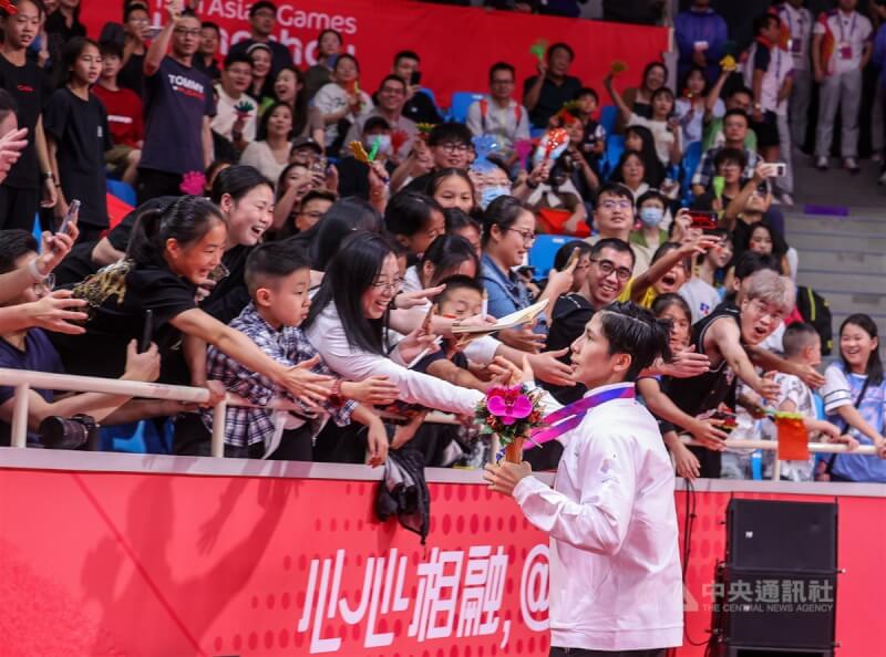 台灣拳擊女將林郁婷(前右)5日晚間成功拿下杭州亞運女子57公斤級金牌,頒獎後林郁婷也到場邊與熱情粉絲們互動致意。中央社記者鄭清元攝 112年10月5日