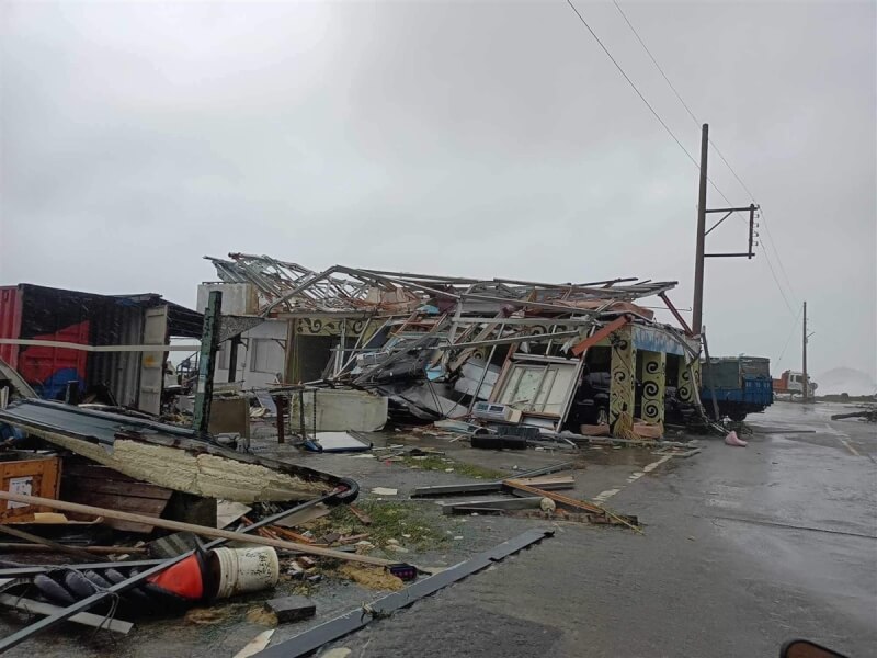 颱風小犬暴風圈4日晚間籠罩蘭嶼，蘭嶼氣象站測得陣風為每秒95.2公尺，超過17級陣風。蘭嶼朗島許多建築物被吹毀。（朱古力提供）中央社記者盧太城台東傳真 112年10月5日