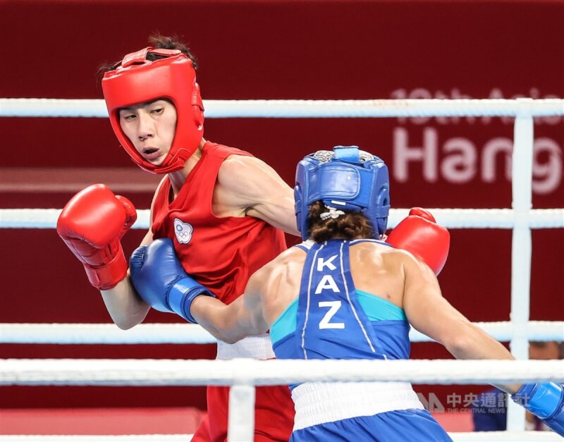 杭州亞運女子57公斤級決賽5日晚間登場,台灣拳擊女將林郁婷(紅衣)以5比0橫掃哈薩克選手伊布拉吉穆瓦(Karina Ibragimova)(藍衣),打下亞運台灣女子拳擊隊史第一面金牌。中央社記者鄭清元攝 112年10月5日