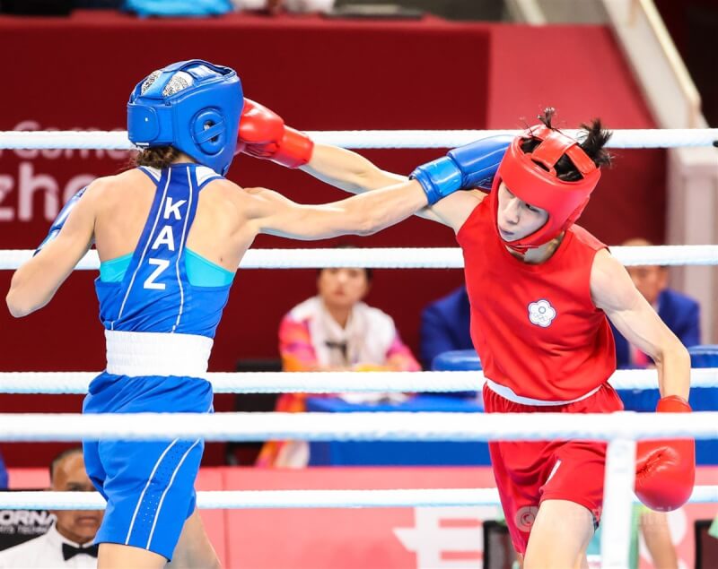 台灣拳擊女將林郁婷(右)5日晚間在杭州亞運女子57公斤級成功以5比0佳績打下金牌,為台灣本屆亞運第15金,更是台灣亞運女子拳擊史上第一金。中央社記者鄭清元攝 112年10月5日