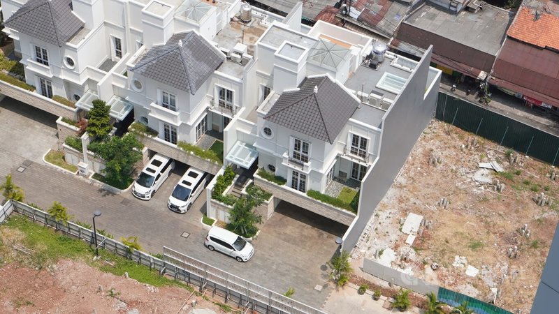 印尼媒體報導，房地產諮詢顧問公司指出，印尼一些房地產開發商已接到中國母公司的指示，要求他們放棄在海外的房地產項目。圖為印尼開發商在雅加達南區興建別墅。中央社記者李宗憲雅加達攝  112年10月5日