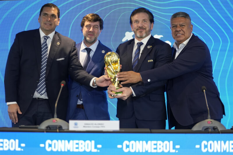 國際足球總會（FIFA）4日宣布，2030年世界盃將由西班牙、葡萄牙及摩洛哥共同主辦。圖中由左至右依序為：巴拉圭足協主席哈里森、FIFA代表阿隆索、南美足總主席杜明奎及副主席塔比亞。（美聯社）