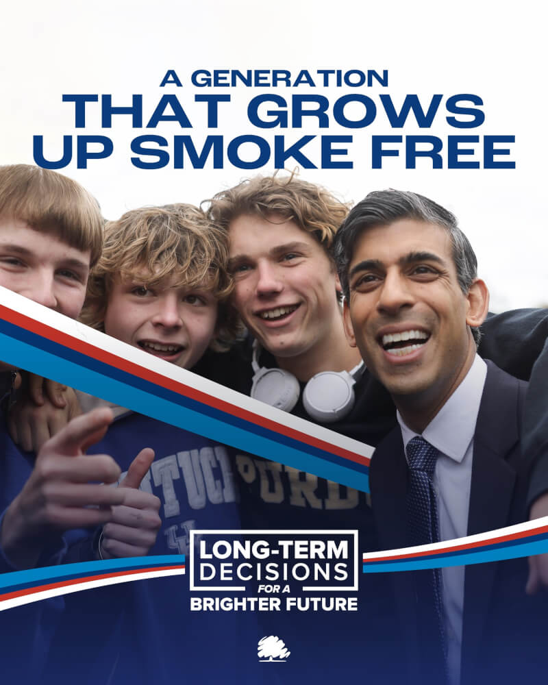 英國首相蘇納克4日在執政黨保守黨年會演說提到，為減輕國民保健署負擔，計畫逐年提高合法吸菸年齡，且現已滿14歲者將終身不得合法購菸。（圖取自twitter.com/RishiSunak）