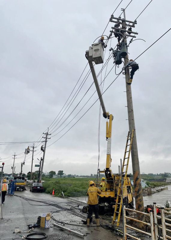 颱風小犬造成桃園多條高壓輸電線跳脫，約有5000餘戶停電，5日台電人員搶修中。（台電提供） 中央社記者葉臻傳真  112年10月5日