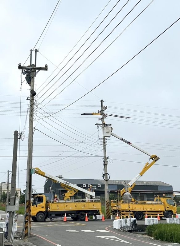 颱風小犬來襲，台中地區4日起一度有逾2萬戶停電，經台電公司搶修後，截至5日下午尚有300餘戶未復電，目前持續搶修中。（台電公司提供）中央社記者蘇木春傳真  112年10月5日