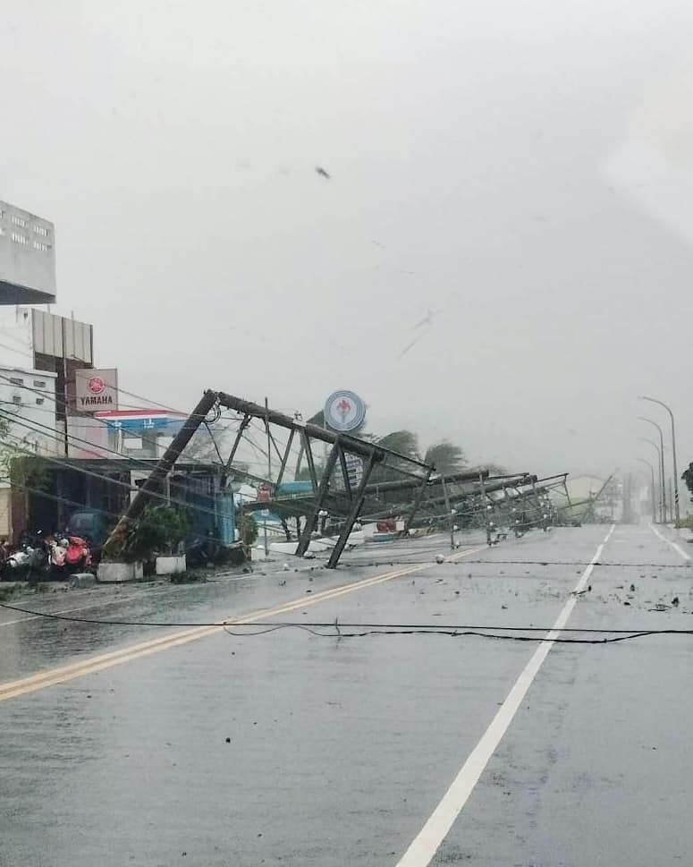 颱風小犬暴風圈影響恆春半島，屏東滿州鄉電桿整排傾倒。（圖取自facebook.com/RiceChouChunMi）