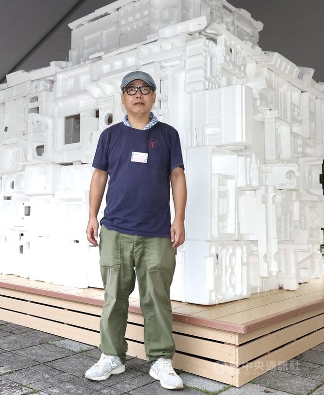 2023原創基地節「松菸LAND:共享變態」6日將開展,5日上午舉行開幕記者會,圖為日本藝術家開發好明(Yoshiaki Kaihatsu)(圖)與作品「記憶中的菸廠」合影。中央社記者趙世勳攝 112年10月5日