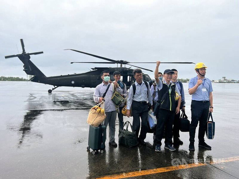 颱風小犬重創蘭嶼，台電台東區營業處長邱雲祥（前排右2）6日親自帶隊前往搶修。中央社記者盧太城台東攝  112年10月6日