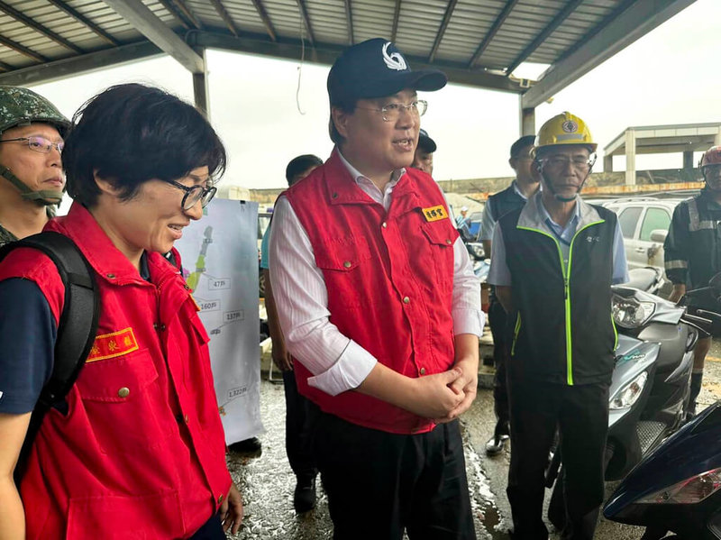 颱風小犬帶來強風重創蘭嶼，內政部長林右昌（中）6日在台東縣長饒慶鈴（前左）陪同下前往勘災。林右昌允諾中央會全力協助復原工作，希望在7日之後48小時之內讓蘭嶼全島電力恢復。（消防署提供）中央社記者盧太城台東傳真 112年10月6日