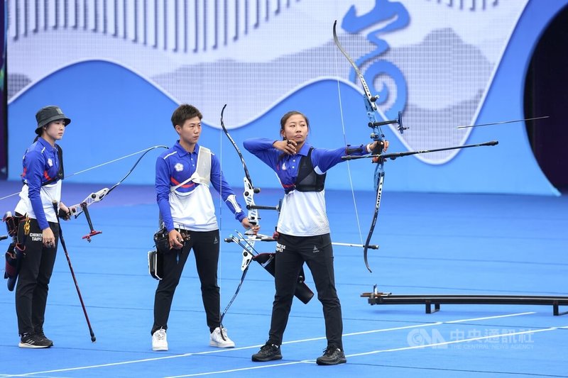 杭州亞運射箭反曲弓團體女子組雷千瑩（中）、邱意晴（右）、彭家楙（左）6日上午在8強賽不敵越南隊，無緣晉級。中央社記者裴禛攝  112年10月6日