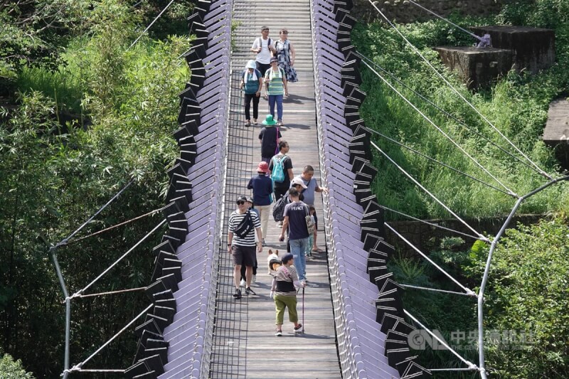 圖為內湖白石湖吊橋出遊民眾。（中央社檔案照片）