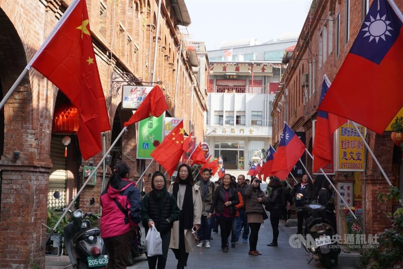圖為民國107年元旦金門模範街上兩側分別插著中華民國青天白日滿地紅國旗和中國五星旗。（中央社檔案照片）