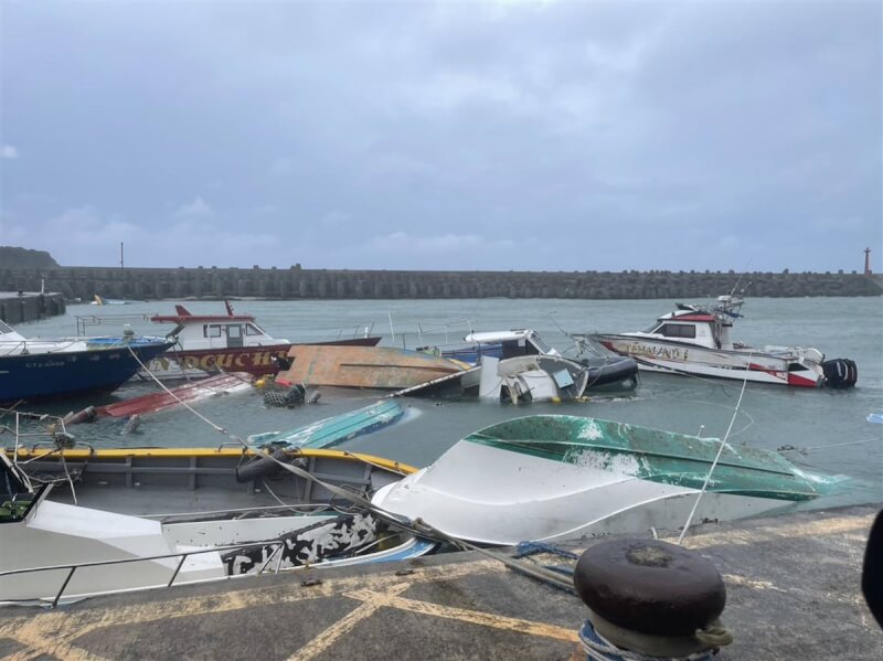 颱風小犬來襲，逾17級強陣風襲擊台東離島蘭嶼，開元港內大量船隻遭殃，或是受損、或是翻覆沉沒，港區一片狼藉。（海巡署提供）中央社記者盧太城台東傳真 112年10月5日