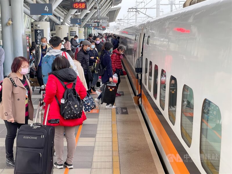 台灣高鐵6日宣布，國慶連假疏運期間部分車站啟動人潮管制時，官網公告將以燈號告知旅客預估等候時間。（中央社檔案照片）