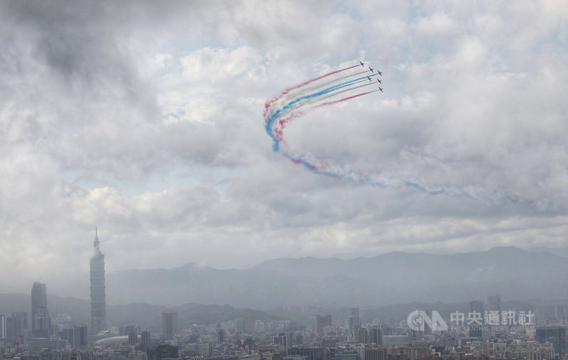 為求國慶大會空中操演順利進行，國軍6日清晨進行空中全兵力預演，雷虎小組6架AT-3教練機在台北市上空劃出象徵國旗的紅藍白3色彩煙。中央社記者趙世勳攝 112年10月6日