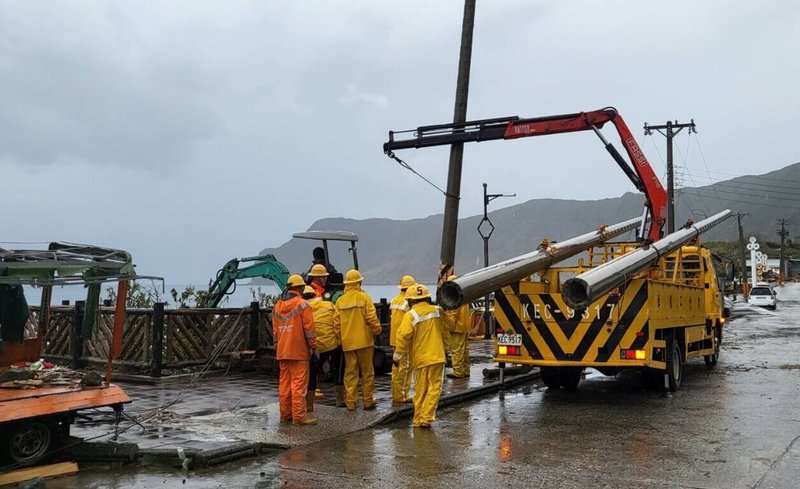 颱風小犬重創蘭嶼，台電6日增派20人搶修小組抵達蘭嶼投入搶修，將優先復電維生及通訊系統，讓民眾儘速恢復正常生活。（台電提供）中央社記者劉千綾傳真 112年10月6日