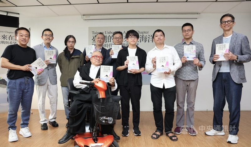 大塊文化董事長郝明義（前）6日在台北國際藝術村舉行「台灣的未來在海洋」新書發表會，並與書中受訪者合影留念。中央社記者趙世勳攝 112年10月6日