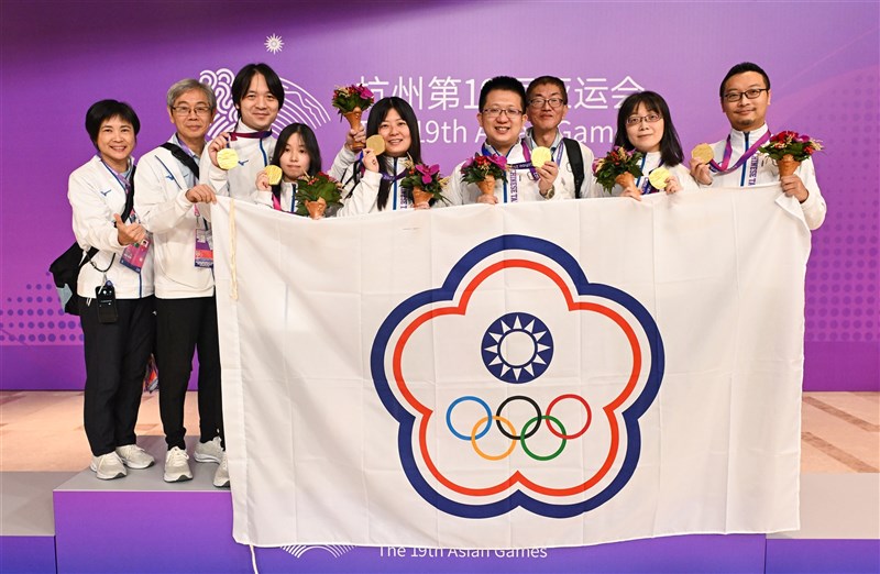 范綱維（右4）與蔡博雅（右5）夫妻檔6日在杭州亞運混團金牌戰率隊擊敗中國隊。（中華奧會提供）