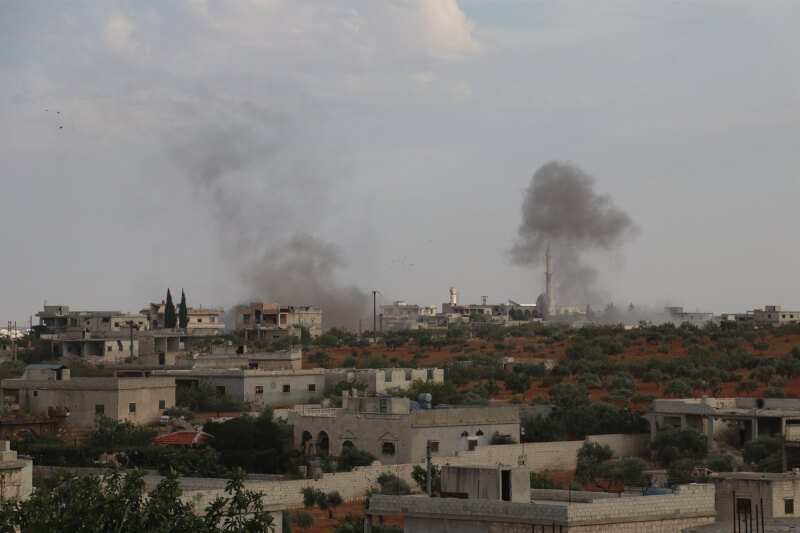 敘利亞中部荷姆斯省一所軍校5日遭到無人機攻擊，造成逾百人死亡後，敘利亞政府軍全天對伊德利布省反抗軍掌控的區域狂轟濫炸。（圖取自facebook.com/SyriaCivilDef）